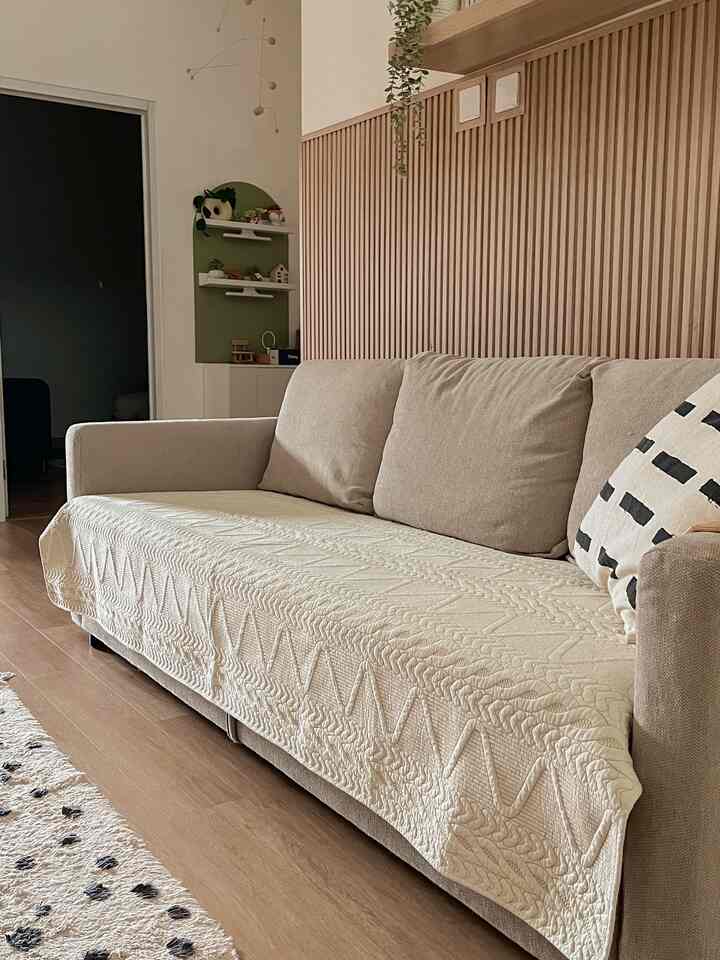 Halo halo! Saat ini aku sedang benar-benar ke ruang tamuku karena aku baru saja mengganti sofanya. Saya menggunakan Klippan dari IKEA sejak tahun 2016, namun kami penghuni rumah ini suka bersantai dan menonton TV. Kami sering menyeret kasur di depan TV 😆 jadi, kami mulai menabung sedikit demi sedikit untuk membeli sofa bed impian kami. Awalnya saya mengincar Parup dari IKEA. Ya, kami menginginkan sofa IKEA lainnya karena terbukti tahan lama. Kami harus menyiapkan anggaran hampir 9 juta.

Sekitar dua minggu yang lalu kami mengunjungi IKEA dan menemukan Friheten ini di bagian AS IS, eks display harga sekitar 8,6 jutaan didiskon menjadi 6 jutaan. Tanpa pikir panjang, kami mengambilnya! 🤣 padahal klippan di rumah belum terjual hahaha. Singkat cerita, dengan bantuan teman yang repost, sofa Klippan lama saya terjual. Dan merupakan keputusan terbaik untuk menggantinya dengan tempat tidur sofa ini. Hobi favorit kami di rumah, bersantai, kini terakomodasi dengan baik 🤣🫶 #MyFavouriteRoom #MyHouseStory #MyFavouriteItems