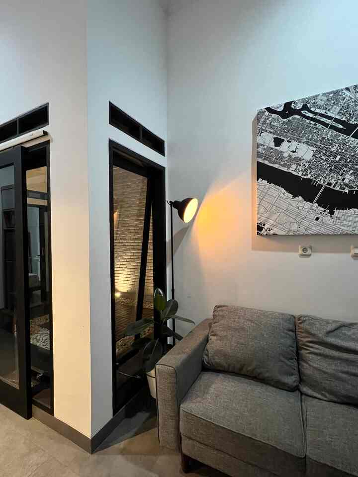 Sudut pada living room ini awalnya adalah sudut kosong karena terdapat jendela. Setelah kami tambahkan lampu lantai dan tanaman ternyata dapat mengisi kekosongannya. Ruangan jadi lebih hidup dengan adanya lampu lantai sorot dan tanaman. Tanaman yang kami gunakan adalah tanaman karet kebo, tidak hanya mempercantik ruangan, tapi karet kebo ini mempunyai berbagai manfaat sebagai tanaman didalam ruangan. Lampu lantai kami dapatkan saat berkeliling dishowroom IKEA, sehingga kami berpikiran untuk membelinya dan mengaplikasikannya pada sudut rumah karena harganya lumayan masuk dikantong dibandingkan lampu lantai yang lain yakni Rp.649.000, sedangkan tanaman kami pilih berdasarkan rekomendasi tetangga online. Karena tema rumah kami adalah monochrome, warna karet kebo ini dirasa cocok pada rumah kami. Karet kebo dapat ditemui dipenjual tanaman ataupun dimarketplace dengan kisaran harga Rp.40.000. Dengan budget yg tidak sampai 1 juta, kami dapat styling sudut living room yang bisa dibilang fancy. Satu hal yang harus dipastikan adalah kesesuaian item yang digunakan dengan tema dan warna rumah serta menyesuaikan budget yang ada. Tidak perlu terlalu banyak item dekoratif jika 2 item saja sudah dirasa mengisi ruangan.
#FancyBudgetMinim #LowEffortFancy #SpillDecorLowBudget #minimalis #rumahmungil #americanstyles #rumahgayaamerica #ruangtamu #livingroom #rumahindustrial #homedecorinspo #roomdecorinspo #aesthetichomedecor #bandung  #monochromehome #monochrome #45m2 #desaininteriorrumah #desaininterior #interiorrumah #interiormodern #homedecor #homedecorenthusiast #aesthetic #aesthetichomedecor #dekorasirumah