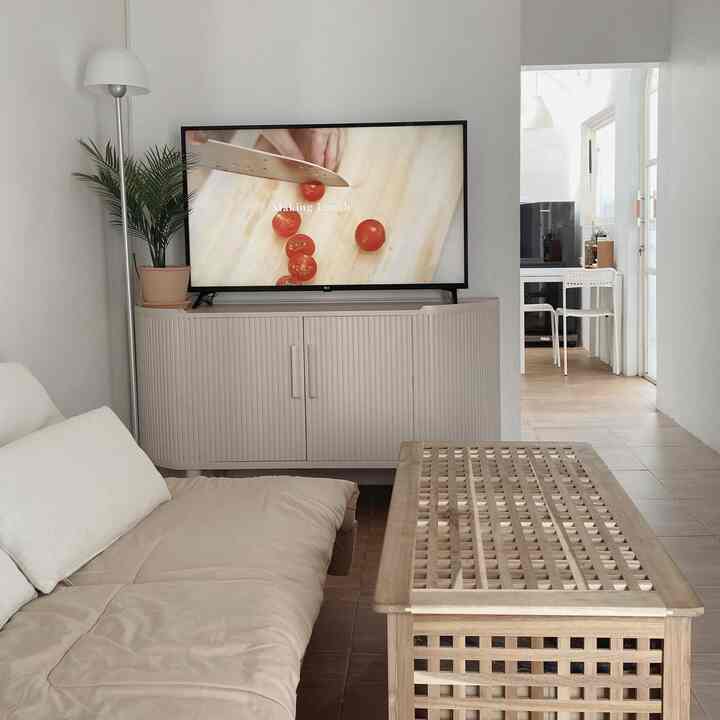 Before after tampilan living room mungil, DIY mengubah warna buffet tv menjadi lebih cerah dan pastel. Kami hanya menggunakan 1 bahan yaitu: cat NipponPaint Bodelac 2in1. ✨🌸🌷
-
#RuangTamuAesthetic 
#RuangTamuCantik
#MakeOverRuangTamu
-
#minimalist #midcenturymodern #rumahdeveloper #semarang #ungaran #rumahmungil #60m2 #petparent #ikea #soderhamn #hol