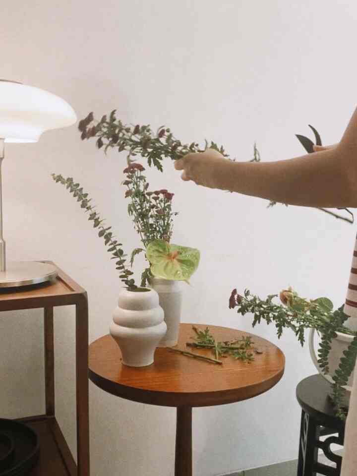 Barang dekoratif yang paling banyak aku pakai di rumah untuk mengisi style rumah aku yang minimalist di lantai 1 dan random agak scandinavian di lantai 2 adalah:

1. Vas bunga/pot tanaman: karna bisnis yang aku jalankan adalah berjualan pot keramik buatan tangan, jadi stoknya banyak 😆

2. Lukisan dan poster band favorit yg dibinngkai: pakai lukisan dari teman karena banyak teman-teman yang emang seniman atau sesimpel hobi ngelukis, poster band favorit didapat pas beli vinyl / merch band tsb. 

3. Buku: ada banyaaak di rumah, kadang ga sengaja beterbaran dimana mana sekalian jd dekorasi deh haha 

#decorativeitems
#homestyling #roomstyling
#homedecor #roomdecor

#dekorasiruangtamu 
#decordiy #livingwithkids #budgetdecor #livinginjakarta #rumahsiagabanjir #rumahbanjirfriendly