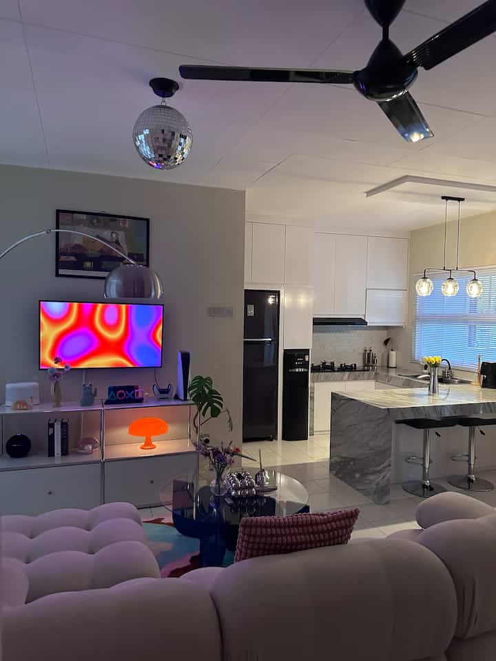 Hal yang membuat saya sangat menyukai ruangan ini yaitu nuansanya yang hangat dan nyaman. Waktu favorit yang sering saya habiskan di ruangan ini pada saat malam hari ketika pulang kerja ataupun dihari libur, sekedar untuk melepas penat sambil menonton film ataupun podcast dan bermain bersama kucing kucing saya. 

3 items favorit saya dari ruangan ini adalah rugs, coffee table dan sofa. Karena dgn benda benda tsb living room saya menjadi lebih hidup 

#MyFavoriteRoom #MyHouseStory #MyFavoriteItems