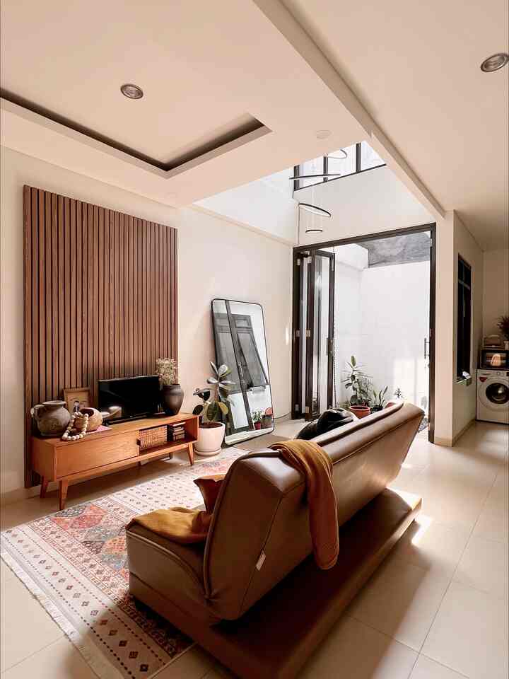 Salah satu tempat kita sekeluarga yang favorite.. living room! Biasanya di sini kita bisa betah banget berlama-lama, mulai dari ngobrol sambil ngemil bareng sampai nemenin anak-anak main🏠 #livingroom #midcenturymodern #cominghomey #90sqm