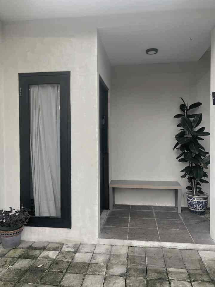 Pintu masuk khisaku, yang sering dicari2 sama mamang gojek soalnya katanya tersembunyi🤭 

Aku sengaja minta pintu utama ini “ngumpet” karena rumahku langsung berhadapan sama jalan umum.


#pintumasuk #pintuutama #inspirasipintu #entryway #entrance #inikhisaku 