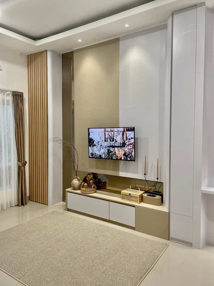 Living Room Transformation

Dari lesehan akhirnya punya sofa dari ikea yang bisa jadi kasur juga. Walaupun sekarang jaraknya belum ideal, gapapa memang direncakan untuk jangka panjang. Berhubung kami memang sedang dalam proses renovasi rumah, jadi sofa ini tetap jadi pilihan terbaik bagi kami.

Proses mengisi rumah memang menyenangkan, sering kali ga sabar pengen beli ini itu, tapi harus tetap pikirin jangka panjang atau antisipasi ke depannya seperti apa.

Kirakira seperti apa nanti setelah renovasi, tunggu di Ohouse ☺️🥰

#livingroomtransformation #rumahdeveloper #tangsel #85sqm #japandi #livingroominspiration #mengisirumah