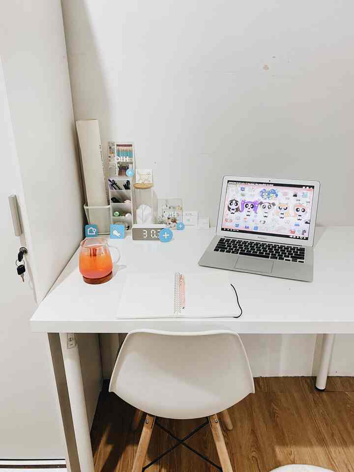 meja kerja sekaligus tempat hiburan dengan hiasan hiasan gemas special edition ditambah secangkir minuman segar berwarna yang meramaikan nuansa meja kerja.

#mejakerja #koreanstyle #9sqm #listamarsudi #IKEA #idemejakerja 