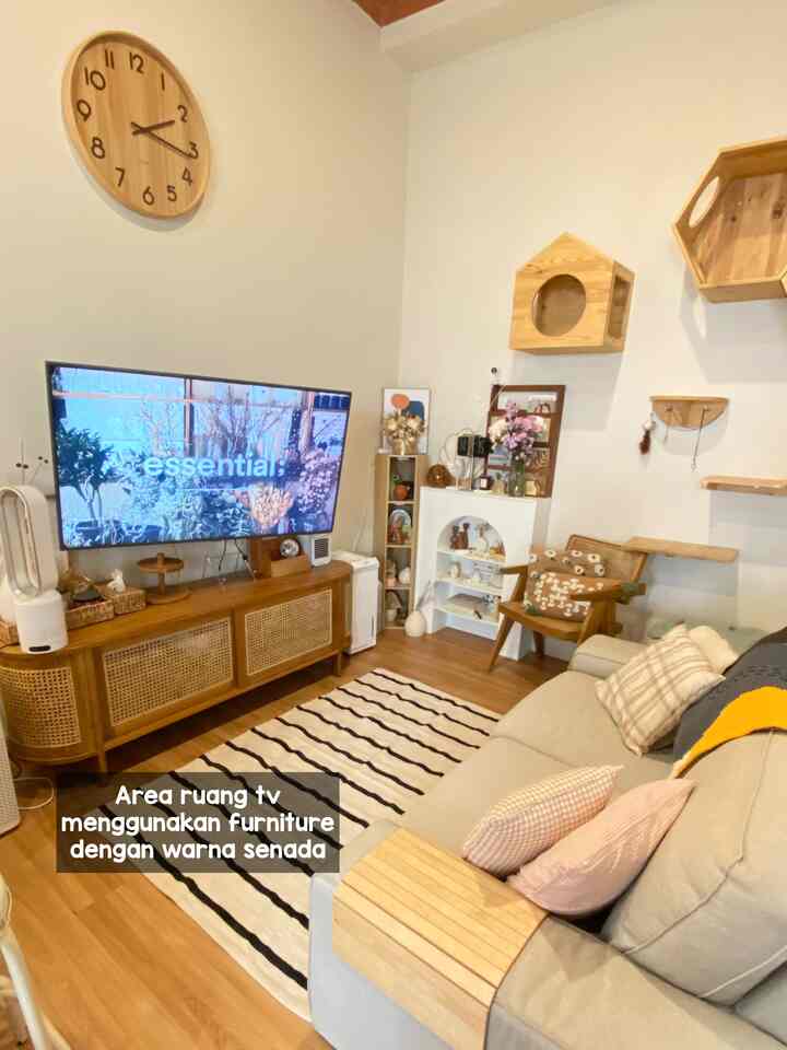 Kalo ditanya bagian mana sih yg kyle home banget? Nah area dapur dan ruang tv ini nih. Karena ruangan ini bener2 aku dekor satu persatu sesuai tema dan keBMan yang punya rumah. 

Emang ga instant, tapi alhamdulilah terpenuhi semua yang dicita-citakan.

#myhomejourney #ceritarumahku #myfavoriteroom #kylehome #rumahkorea #aesthetic #rumahplong #rumahtanpasekat