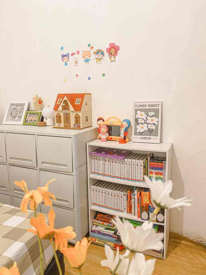 Kamar anak ini memang di atur agar anak kami bisa beristirahat atau bermain di dalam satu ruangan ini. Mencoba minimalis dengan tidak menambah terlalu banyak barang. Di kamar ini ada salah satu furniture fav  saya dan mungkin juga anak kami, yaitu set meja belajar dari ikea. Dimeja ini anak kami bisa melakukan banyak hal. Dan saat ini meja tersebut sedang mendisplay mainan rumah rumahannya :)

#Dekorasikamaranak #inspirasikamaranak #kidsrostyling #kamaranak #kamaranakperempuan #areamain 