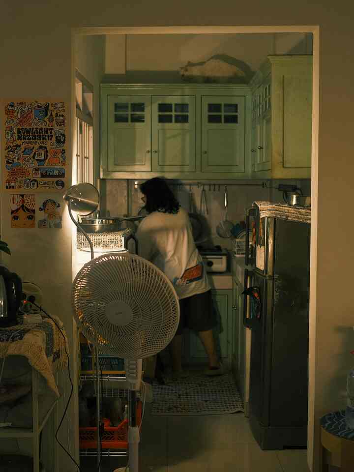 Untuk mendefinisikan dan mengerucutkan style desain Rumah Telur itu apa jujur saya pun bingung. Isinya memang memoribilia perjalanan hidup, karir sebagai desainer dan juga tempat tinggal yang nyaman untuk kucing - kucing & ayam (semoga itu yang mereka rasakan juga 😅). Mid-century? Scandi? Japandi? Art Deco? Mungkin malah lebih cocok disebutkan sebagai gudang karena banyak barang-barang dimana. Terlebih karena sebagai desainer jadi rumah saya juga berfungsi sebagai warehouse sementara (tempat menyimpan produk-produk yang akan dipakai di rumah klien). 

Keputusan saya dalam membeli barang dan mengisi ruangan pun benar-benar apa yang saya suka dan cherish. Yang paling penting adalah material apa yang tidak mudah dirusak oleh kucing-kucing saya haha. 

Kalau ditelusuri lebih dalam lebih mirip rumah orang-orang Jepang seumuran saya yang identik dengan penumpukan barang-barang dimana pun. Clash style dan sebagainya 😂.

Mungkin kalian bisa membantu saya mendefinisikan style apa Rumah Telur ini? 😊 Selamat datang, semoga kalian juga merasakan kenyamanan disini.

#homedecorinspo #roomdecorinspo #aesthetichomedecor #midcentury #eclectic #japaneseinspired

