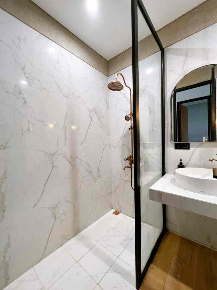 Kamar mandi tamu dominan warna putih, dengan sedikit aksen lantai kayu supaya lebih cantik dan ga monoton,,

#kamarmandi 
#rumah
#home
#dekor
#Bandung
#kamarmandiminimalis 