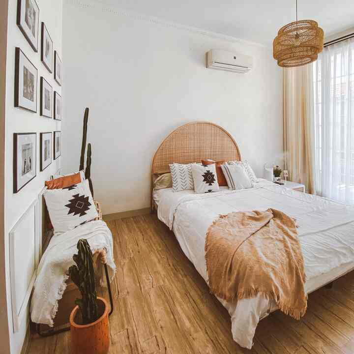 Coastal Boho Bedroom
—
Salah satu wishlist dari dulu adalah punya kamar yang vibes nya kaya di villa, supaya setiap hari rasanya lagi liburan. Jadi, ga perlu luangin waktu khusus untuk bisa nikmatin ambiance villa yang aesthetic. Setelah cari referensi akhirnya yang paling pas di hati itu style coastal boho.

Sebetulnya style rumah secara keseluruhan adalah white and wood. Untuk itu, meskipun master bedroom menggunakan style coastal boho, tetap didominasi dengan kombinasi white and wood. 

Salah satu item yang membuat kamar ini berasa style coastal boho nya adalah headboard rotan berbentuk arch. Setuju? Kemudian dikombinasikan dengan bed cover berwarna putih yang memberi kesan terang dan luas, dan tidak ketinggalan tanaman kaktus. 

Beneran deh, setiap hari rasanya lagi liburan di villa aesthetic.
Semoga menginspirasi. 🩵

#coastalboho
#roomdecorinspo
#aesthetichomedecor



