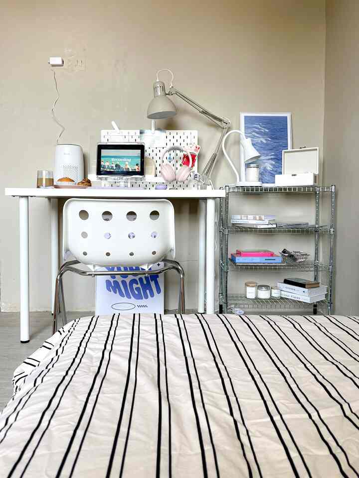 Whats new on my desk >>

💌 Aku menambahkan mini air purifier di kamarku yang ku taruh di meja belajar, karna akhir-akhir ini udara lagi sangat kotor, meskipun aku tinggal di daerah pegunungan. 

#aestheticroom #mejakerja #airpurifier #kamarremaja #roomdecor #deskdecor 