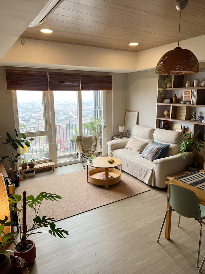 Aku dan suami memiliki kenangan tersendiri dengan negeri sakura. Maka dari itu hunian kami di design dengan Japanese Style. Kami memakai nuansa kayu dan earth tone untuk warna dasar, dan warna aksen seperti kuning, hijau, dan biru untuk dekorasinya. Kami menambahkan beberapa element yang memperkuat nuansa Jepang di apartemen ini seperti pintu geser dan lantai kayu. 🙋🏻‍♀️🙆🏻✨

#japanesestyle #homedecorinspo #roomdecorinspo #livingroom #apartement #aestheticdecor

