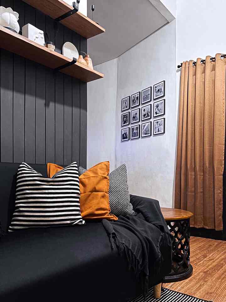 View ruang tamu dari pintu masuk,
langsung keliatan dari ruang tamu, ruang tv sampe dapur 
masih bentuk awal bawaan developer, semoga nanti bisa renov rumah biar makin nyaman 😇🥰 

#livingroom #ruangtamu #dapur #laundryroom #ikea #informa #kutsurogi #zarraawwrr #warmandbold #minimalistbold #inspirasiruangtamu #rumahmungil #dekorasiruangtamu 