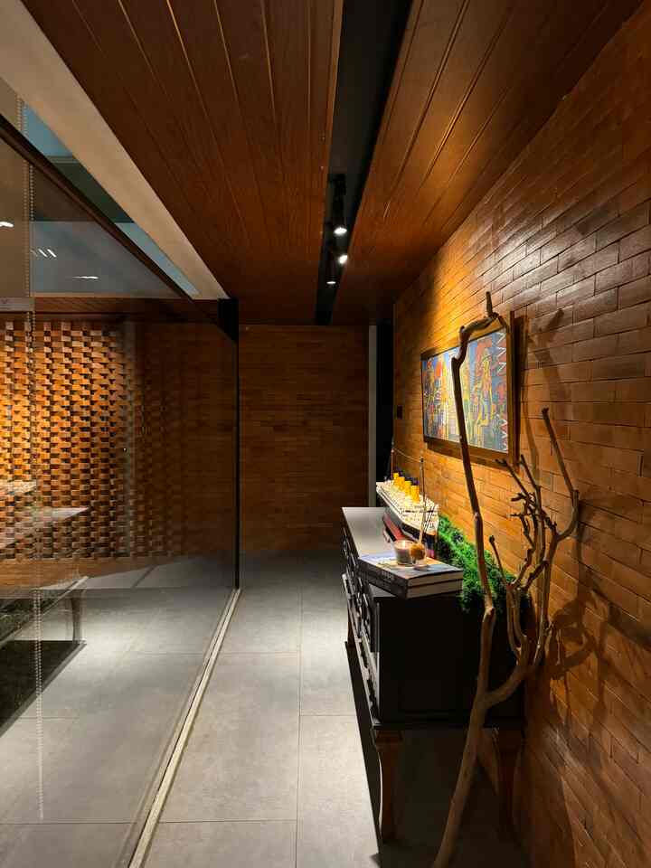 -domuhouse-

Saat mendesain Rumah ini, hal pertama yg saya tekankan kesuami adalah “pak, saya mau yg benar-benar “rumah”
jadilah seluruh rumah kami memakai lampu warm white, dan terkesan remang-remang…

mengusung tema industrial contemporer, saya dan suami sepakat untuk memakai dinding bata untuk enterance rumah kami, sedangkan untuk lantai kami juga sepakat memakai granit warna abu-abu.

dan inilah foy•er rumah kami yg sederhana 🤍

#industrialcontemporer #industrial #homedecorinspo #roomdecorinspo #aesthetichomedecor 

