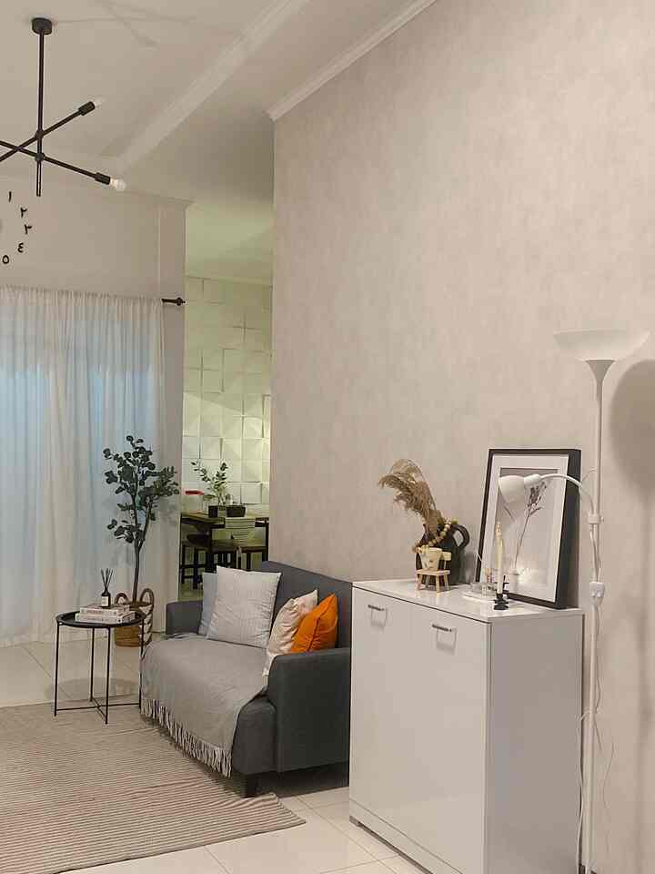 Kami mengkonspe rumah kami dengan konsep minimalis dimana banyak mengkombinasikan warna2 seperti putih, abu dan hitam. Ruangan open space ini kami dekor dengan menggunakan lampu gantung agar dapat kesan minimalis nordic nya. Selain itu, kami suka menggunakan karpet2 dan dekorasi rumah lainnya yang dibeli online melalui ecommerce. Untuk budget rata2 sekitar 50-400 ribu.

#decorativeitems #homestyling #roomstyling #homedecor #roomdecor #rumahopenspace #rumah1lantai