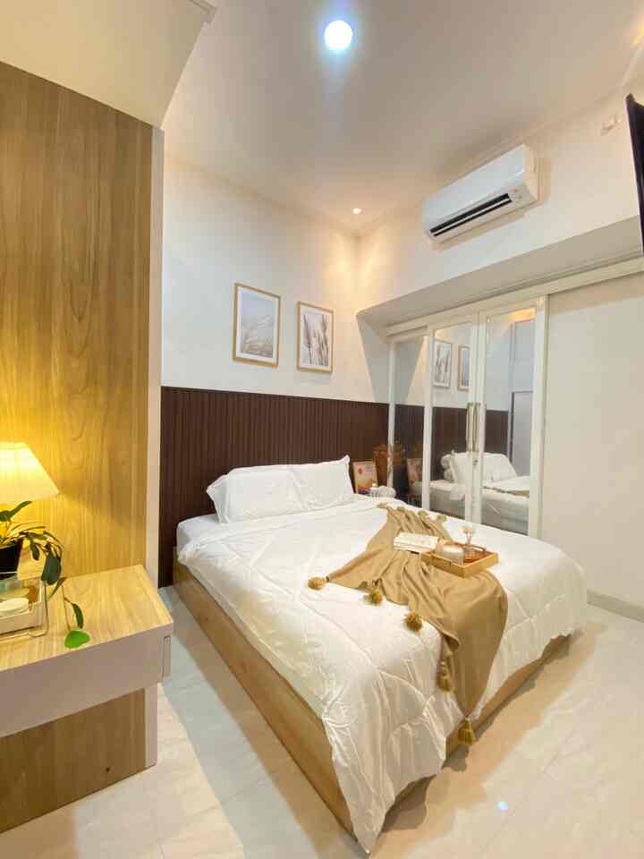 Ini master bedroom kami. Tidak besar. Ukuran hanya 3x4, itupun kepotong balkon.
Dgn memakai bed sheet warna gini ruangan terlihat warm, cozy dan lebih luas.
Kami juga tambahkan stiker cermin di pintu geser ke bakon supaya terihat luas. 
Tidak banyak aksesories atau barang di kamar ini sangat terbatas karena ukurannya yg kecil dan kamar ini hanya untuk tidur.
#cozybedroom
#dekorasikamartidur
#inspirasikamartidur
#bedroomidea
#masterbedroom
#warmbedroom
#bedroominspiration
