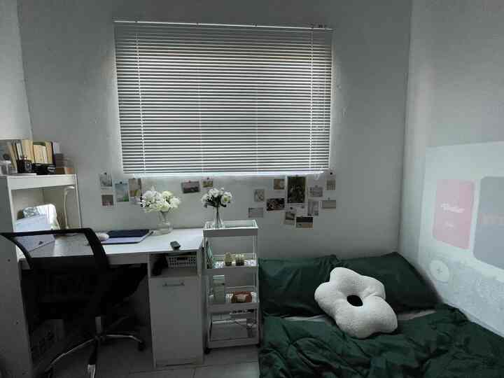 Kamar kecil berukuran 2,5x3 meter untuk beristirahat & bekerja 🤍

Dengan tema minimalis dan warna dominan putih, kamar ini jadi lebih terlihat luas.

Tidak lupa ditambah dekorasi berwarna earth-tone agar semakin cozy 🍃📚✨

#BedroomDecoration
#BedroomInspiration
#BedroomStyling