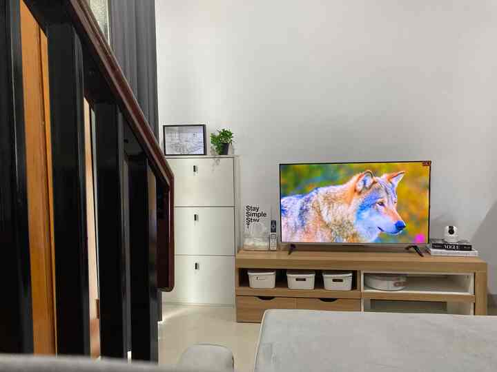 Kami menyukai ruang tamu karena bisa menghabiskan waktu bersama dengan menonton film, vlog dan sebagainya. Biasanya kami menghabiskan waktu disini sehabis magrib. 

Untuk dekorsi, kami memilih bunga artificial semanggi, dummy book dan pajangan dinding. Kami memilih 3 item dekoratif ini agar ruangan berasa hidup, tidak kosong dan minim perawatan ✨

#MyFavoriteRoom #MyHouseStory #MyFavoriteItems #Dekorasilowbudget #RuangFavorit #RuangTamuPlusKeluarga