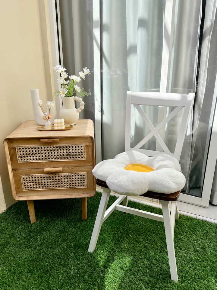 Pojok Santai ✨

Area yang aku jadikan sebagai tempat bersantai sejenak untuk sekedar minum kopi atau baca buku, dengan kursi yang berlapis bantal agar lebih nyaman. 🤍

#minimalist 
#rumahdeveloper
#pontianak
#decorlowbudget
#rumahmungil
#livewithkids
