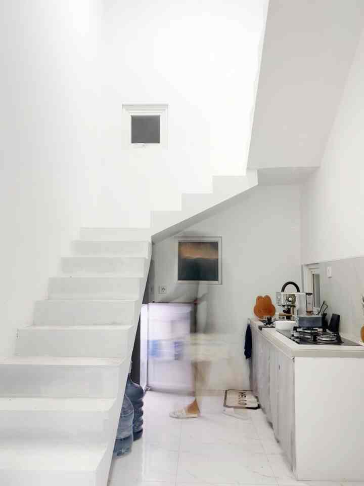 Very Simple Styling Kitchen 
-
Bagian tersimple di Angka House adalah Kitchen Area karena jarang digunakan untuk kegiatan, jadi hanya sebatas membuat espresso atau masak ringan saja. 

Untuk menata ruangan ini tidak begitu sulit karena kita tutup tirai dengan style japanese dengan kain berwarna abu abu

Tips buat membangun kitchen area pastikan jarak top table dari bawah sesuai dengan postur tubuh agar nyaman untuk melakukan kegiatan di dapur, buatlah dekorasi senyaman mungkin agar bisa menciptkan suasana yang menyenangkan

#KitchenRoomDecor #KitchenIdeas #KitchenInspiration #home #homedecor #homestagram #homecafe #interiorrumah #minimalist #bauhaus #whiteclean #angkahouse 