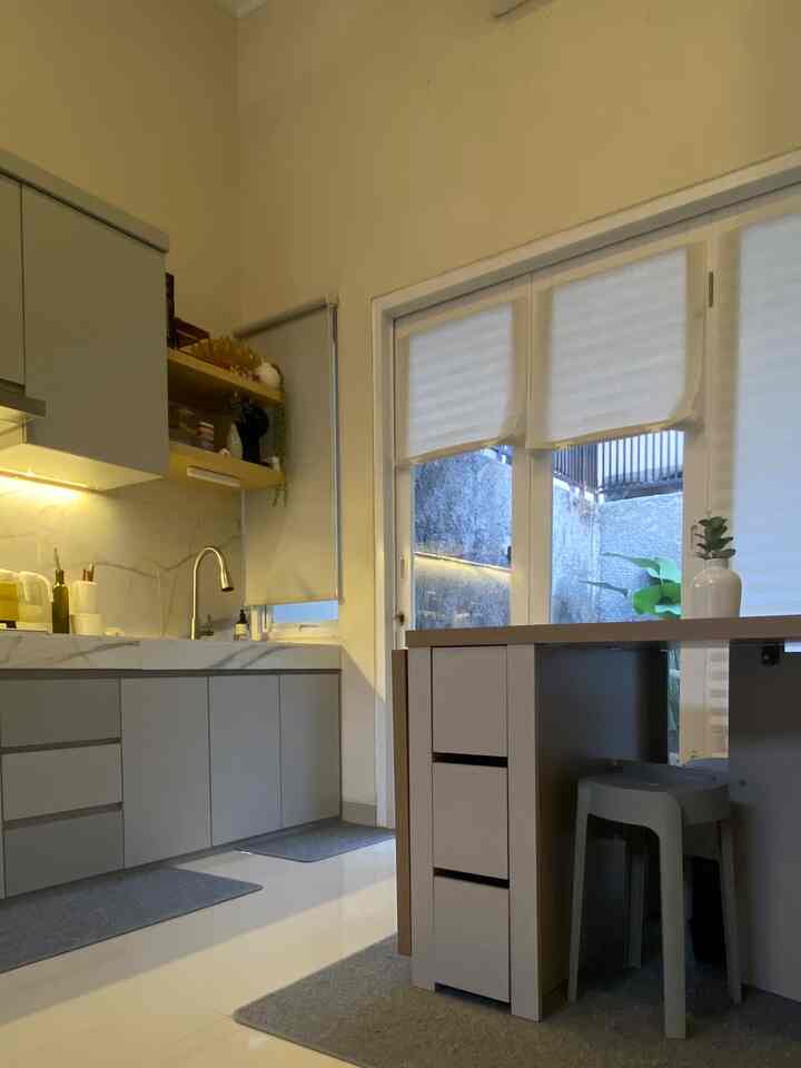 Luas kitchen & dining room 3x3. Dimaksimalkan menggunakan meja makan lipat supaya bisa digunakan sesuai kebutuhan! Biar ga terlalu terlihat kecil kita pasang folding door yang langsung menghadap taman belakang.🥰
#KitchenRoomDecor #KitchenRoomIdeas #KitchenInspiration


 #DiningRoomDecor #DiningRoomIdeas