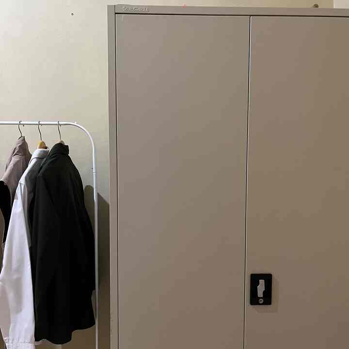 lemari dan gantungan baju 🎀

#smallroom #closetandstorage #kamarkontrakan #kamartidur #ruangandesma #ikea #lemaribaju