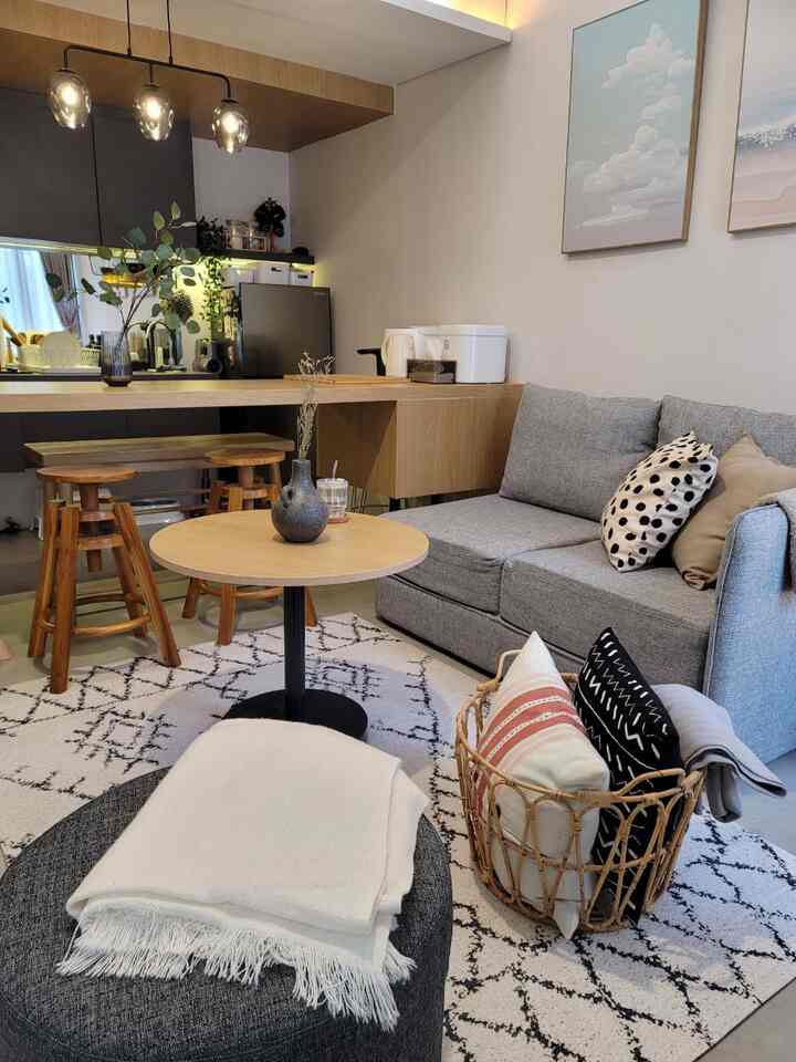 Hi teman-teman! Semoga ga bosan sama living room ini ya.. Kali ini untuk merubah mood ruangan agar terlihat lebih hidup, aku mengganti beberapa item di rumah. 

Semoga menginspirasi! 😆

#ruangtamuaesthetic #ruangtamucantik #makeoverruangtamu #japandi #minimalist #rumahcluster #bsd #rumahmungil #petparent #livewithkids #idedekorasi