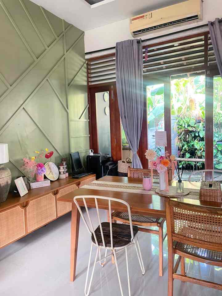 Modern Tripical aku pilih sebagai interior rumah.  Dengan desain “opening view” melalui bukaan pintu dan jendela kaca yang besar dan menambahkan vertical garden di teras belakang di mix dengab wall panel di bagian dalam yang berwarna menjadikan rumah tampak sejuk, mendapatkan cahaya alami namun tetap menampakkan kesan modern nya. Aku juga menambahkan artificial flower berwarna ketika sedang bosan dengan interior rumah yang monoton dengan warna natural ✨🍃
.
.
#KNSLiving
#ModernTropical
#minimalist
#homedecorinspo
#aesthetichomedecor