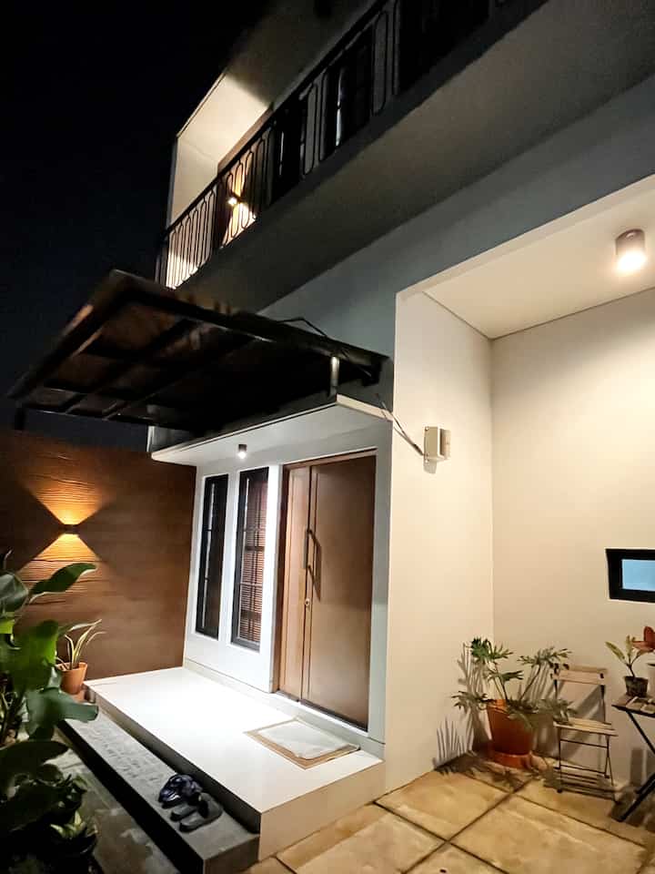 Fasad NRHome di malam hari⭐️🌙

Fasad dengan bentuk minimalis, pencahayaan yang kami gunakan dominan warna warm white atau sedikit ke kuningan. Kami suka dengan pencahayaan seperti ini karena membuat suasana lebih warm & harmonis.

Lampu yang kami gunakan khusus di area outdoor jadi jika kena air hujan pun aman. Dari mulai lampu di plafon, dinding fasad kami memilih warna hitam dengan lampu warm white. 

Menurut kami, fasad dengan lampu seperti ini akan lebih cocok untuk rumah bangunan minimalis karena terkesan simple & fungsional⭐️✨

#NightVibe
#LightingIdeas
#LightingInspiration
#rumahminimalis #homestagram #hiasandinding #lampudinding #lampuredup 