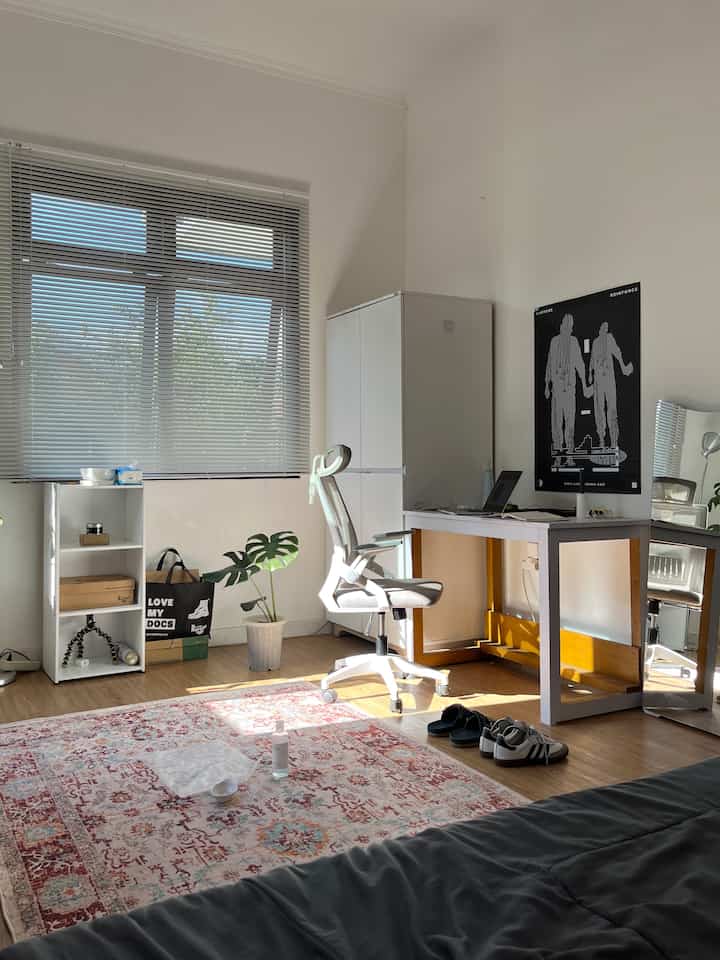 Looks dari meja kerjaku, diisi dengan beberapa tiny homeplant untuk mempersegar area meja dan pegboard untuk mengorganisir barang barang kecil agar tertata dengan rapih👀

#workspacestyling #workspacedecorideas #workspacemakeover