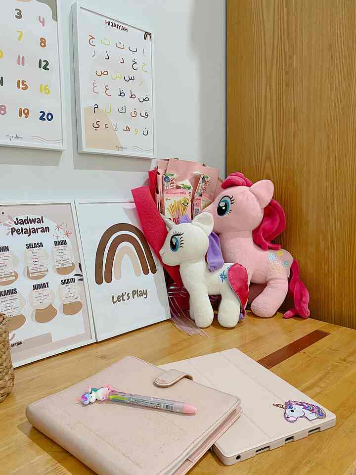Sudut belajar kakak, nuansa kayu - pink dan beberapa perintilan unicorn 💓

Masih nyaman dengan dekorasi sederhana ini, mungkin kedepannya mau ditambahin✨

#yositriaa
#90m2
#rumahdeveloper
#kamaranakperempuan 
#kamarpink
#mainananak
