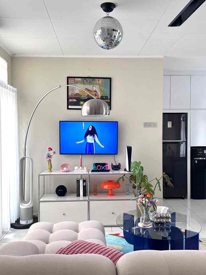 
I chose a mid-century modern/postmodern concept for my living room because the design characteristics are different from houses in general. In this concept, even though it is minimalist with a neutral and soft color palette, I can also use more pop up colors for furniture and other decoration items, such as my electric blue coffee table. I also added a mirrorball in this room to make it more interesting 🛋️🪩

#midcenturymodern #postmodern #bauhaus #livingroominspo #homedecorinspo #aesthetichomesecor