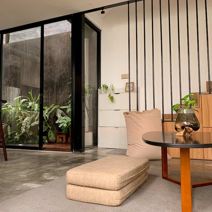 この中心エリアは元々は空き地でした。しかし、少しずつゆっくりとこのリビングルームが作られました。

広々とした印象を保ちたかったので、畳をコンセプトにしたリビングルームで工夫してみました。畳枕はソファベッドの残りのフォーム/ラテックスから作られています。テーブルはコーヒーテーブルです。

甘味料として、ミニ水族館をテーブルの上に置き、ボーカルポイントと部屋の装飾になりました。



#美しいリビングルーム
#美しいリビングルーム
#リビングルームを変える
#リビングルーム #livingroom #tatami #tropis #tropicalhouse #industrial #desainruangtamu