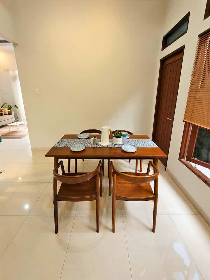 "Ruang Makan Bernuansa Jepang: Tempat Keharmonisan Keluarga 🍣🍵 Di sini, makan bersama adalah momen berharga yang selalu diingat. Ruangan diatur dengan kayu yang hangat dan meja yang elegan. Untuk menjaga kesan hangat, hindari dekorasi berlebihan. Gunakan table runner tipis agar keindahan meja kayu tetap terlihat. Untuk tempat duduk yang nyaman, pastikan kursi memiliki bantal empuk. Hindari mengejar kesempurnaan, yang terpenting adalah menciptakan ruang yang mengundang keluarga untuk berkumpul. 🏮👨‍👩‍👧‍👦 #RuangMakanJepang #DiningRoomDecor #DiningRoomIdeas #DiningRoomInspiration