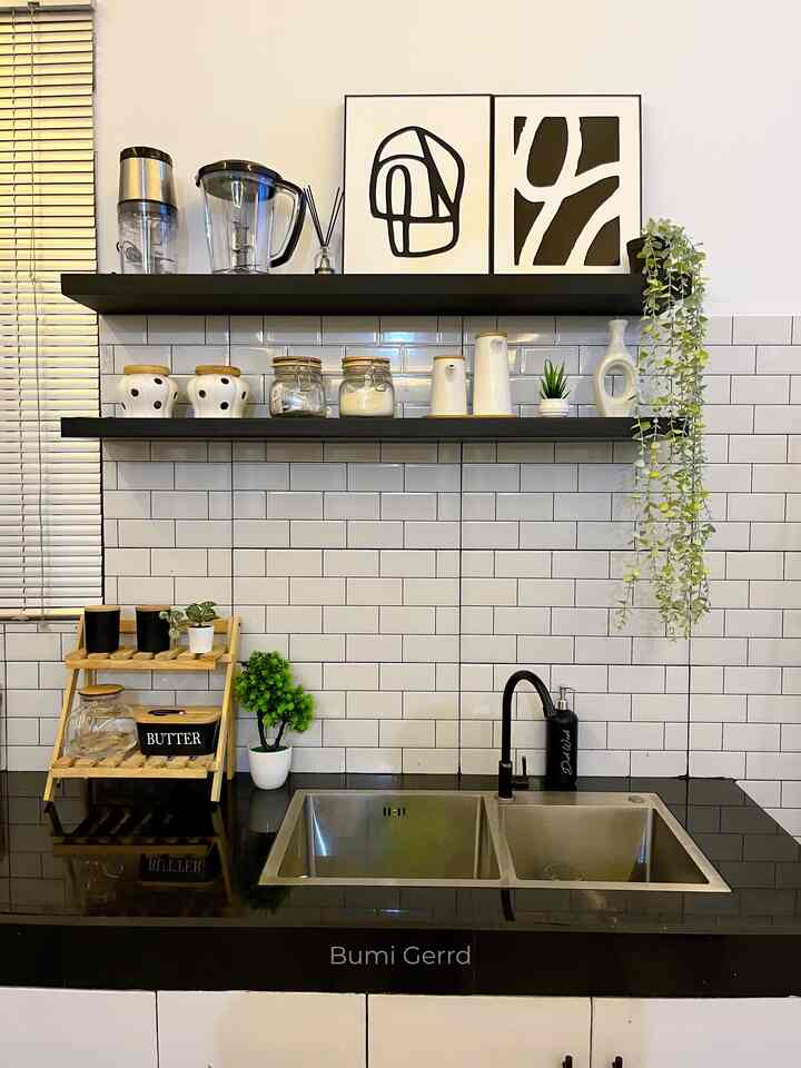 Kondisi sink malam hari sebelum tidur harus bersih, ini menjadi salah satu yang menjadikan mood baik ketika bangun tidur. 

Penambahan ambalan di dapur gundul ini ternyata membuat lebih cantik juga ya.

#bumigerrd #minimalis #monochome #dapurcantik #decorlowbudget #rumahmungil #bandung #dekorasidapur #dapuridaman