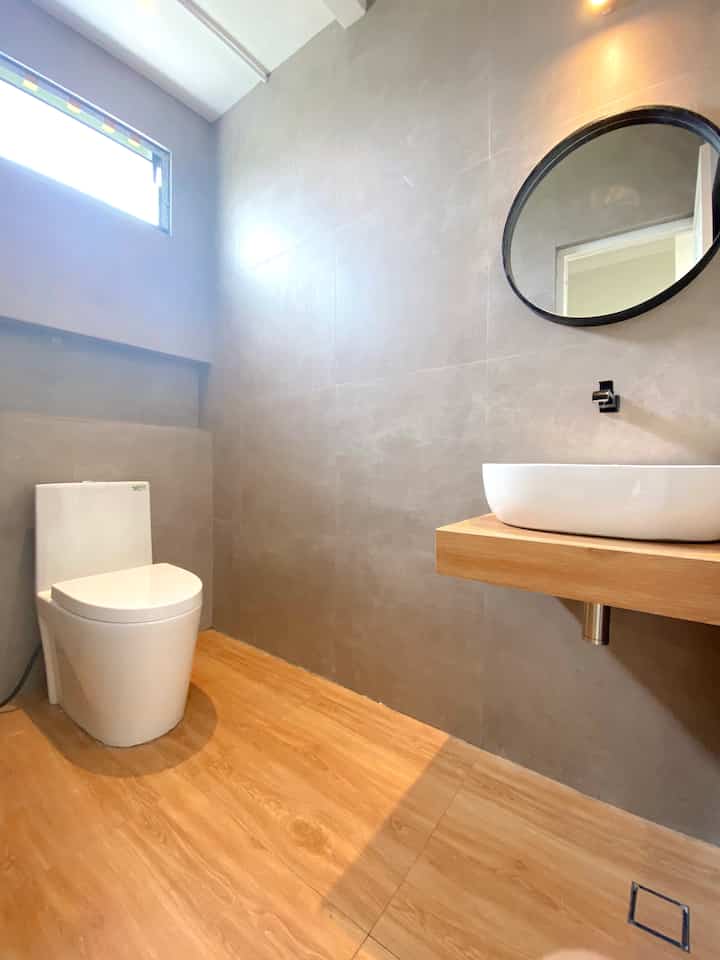 Kamar mandi dengan tema “earth tone”
Warna abu, coklat kayu, hitam dipadukan menjadi satu ternyata cantik banget 😍
Terlihat minimalis dan elegan

#myhomejourney #ceritarumahku #myfavoriteroom
#kamarmandi #kamarmandiminimalis #kamarmandikering #powderroom #bathroom #bathroomideas #idekamarmandi