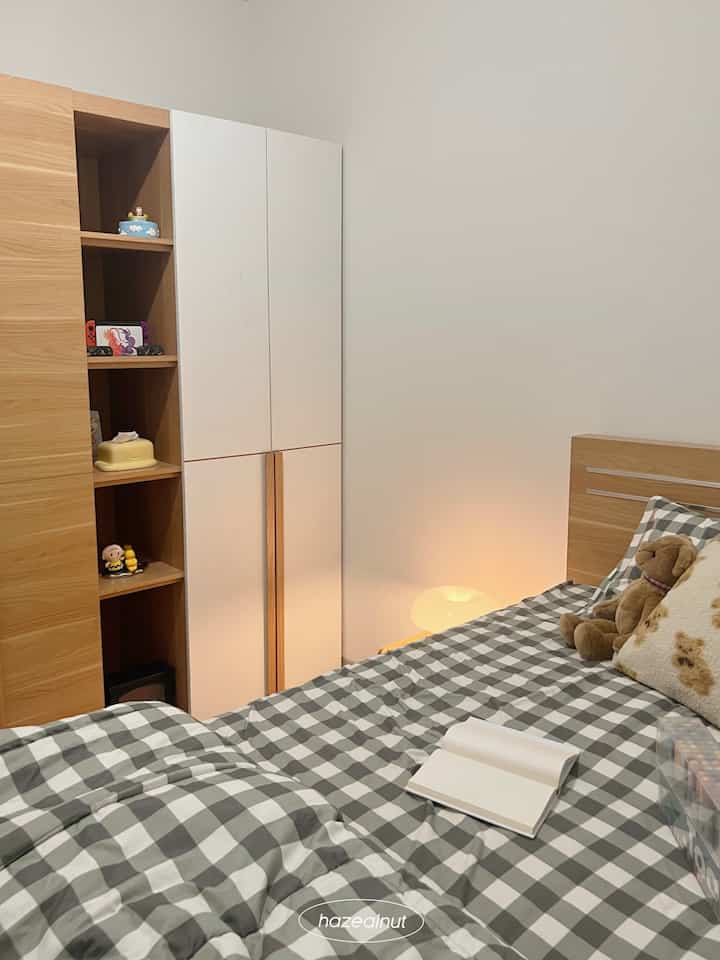 kamar calon anak pasangan genZ 👶

Keuntungan membeli rumah second, kita bisa mendapatkan barang peninggalan owner lama, contohnya furniture custom di kamar anak rumah kami, ini adalah bonus furniture dari owner lama rumah kami.

kami mendapatkan satu set bed frame & lemari anak. walaupun saya dan suami belum mempunyai anak, kamar ini akan kami siapkan untuk calon anak kami nanti. tetapi sementara kami jadikan kamar tamu bila ada tamu yang ingin menginap hihi~

Kebetulan lemari disini mempunyai sekat rak terbuka, kami menaruh beberapa mainan & dekorasi yang kami punya sebagai pajangan di kamar ini, seperti nitendo, boneka, dan organizer yg lucu 🧸

#DekorasiKamarAnak #InspirasiKamarAnak
#KidsRoomStyling #kamartidur #kamarputri #bedroom #aestheticroom #hazealnut