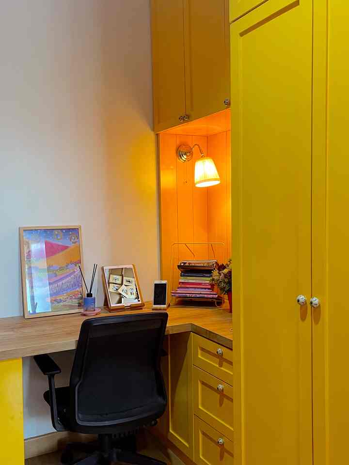 Kantor rumah/studio/ruang kerja saya😋✨💛

#homeoffice #yellowcabinet #midcenturymodernhome #90sqm #workingspace #cominghomey #homeofhumans