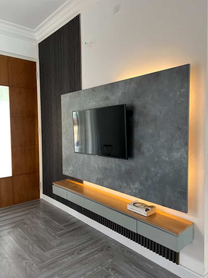 Setelah survey ke vendor interior, ternyata budged buat backdrop TV itu lumayan ya. Akhirnya kami memutuskan untuk DIY. Mostly kita beli secara online, lalu pasang dengan tukang sendiri. Hasilnya lumayan memangkas budget.
Yang aku custom disini adalah tv cabinet melayang, materialnya dari kayu jati. Finish duco mix natural.
Aku pesen di woodsluck ya dan ini gak ada di catalog, bener-bener aku custom model hehe

#customfurniture #DIYfurniture #personalizedfurniture #uniquefurniture #rumahdeveloper #rumahcluster #semarang