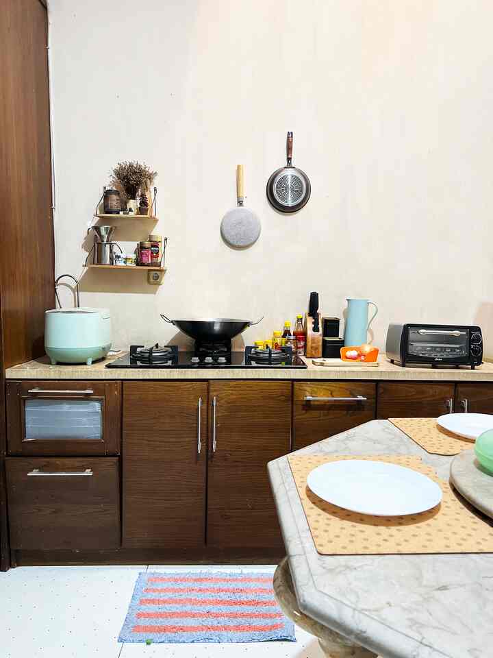 Place to eat in cutest way, hey this is my kitchen✨

Dapurnya bisa dibilang suka dipake buat masak sesekali sisanya buat makan aja, emang lebih banyak barang gemash dari pada alat masaknya tapi inilah dapurku✨

#kitchen #mykitchen #diningtable #diningroom #colors