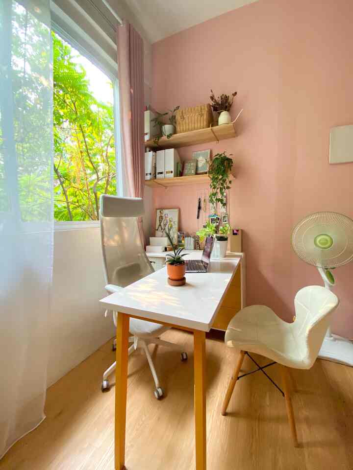 Mengubah Layout Ruangan Sesuai Kebutuhan✨

Kali ini aku mengubah sedikit layout area kerjaku dengan menggeser meja yang biasanya menghadap jendela ini kearah sebaliknya. Jadi view meja kerja yang biasanya “introvert” ala-ala anak senja jadi vibe bos-bos kantoran, wkwk gadengg. Layout meja ini bisa ku pake kalo lagi ada temen yang mau kerja bareng di kamar. Jadi spacenya gerak bisa lebih luas. Lumayan juga kan kalo gosip sambil kerja bisa sambil tatap-tatapan😂

Meja kerja yang aku pakai ini adalah Helsinki multi table dari iFurnholic yang aku beli di Shopee. Pertimbanganku memilih meja kerja ini karena banyak kompartemen untuk menyimpan berbagai macam printilan art supplies-ku. Selain itu bentuk meja yang fleksibel bisa menyesuaikan kebutuhan & layout ruangan. 

Di area kerja ini, aku ingin menjadi tempat yang “compact” untuk bekerja sekaligus penyimpanan barang keperluan kerjaku. Sehingga selain pemilihan meja, aku mengoptimalkan area penyimpanan dengan rak dinding. Agar terlihat estetik, aku memadukan penataan dokumen-dokumenku dengan barang-barang dekorasi.

#homeofficestyling #homeofficedecor #homeofficemakeover #homecafe #workingspace #bedroom #bekasi #livewithparents