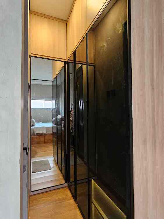 Sejak awal design house of aru, memang sdh request ke arsitek untuk dibuatkan walk in closet. Akhirnya terwujud juga, walaupun areanya terbatas, tp dirasa cukup utk storage pakaian, tas, dokumen penting, bahkan koper.
Wardrobe ini terinspirasi dr wardrobe salah satu toko furniture terkenal, lalu request ke vendor untuk dibuatkan dengan kombinasi kaca rayban & lampu LED di dalamnya.
Alhamdulillah sesuai dengan ekspektasi

#wardrobe #walkincloset #lemari #storage #industrial #industrialdesign #inspirasilemari