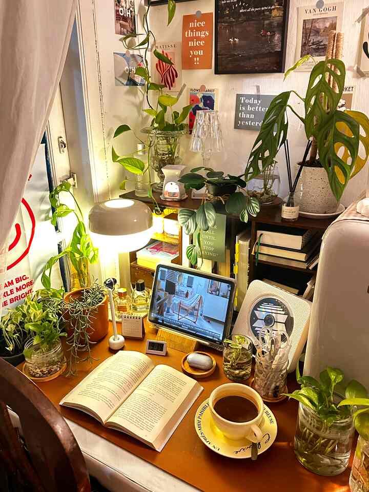 Hujan 🌧️ + buku 📖 + coklat panas ☕️
Bagaimana tentang? Apa hal nyamanmu?

#areakerja #areabelajar #dekorasiruangbelajar #dekorasirumah #deskarea