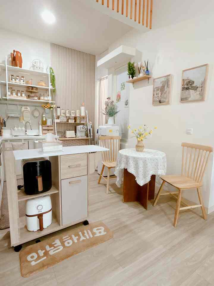rumah minimals yang awalnya masih polos banget tidak banyak yang direnov hanya bagian dapur tapi untuk dekorasi hanya menambahkan wallpanel pada dinding 
1. #MyHomeStory
2. #MyHomeJourney
3. #HomeSweetHome
4. #minimalis 
5. #japandystyle
