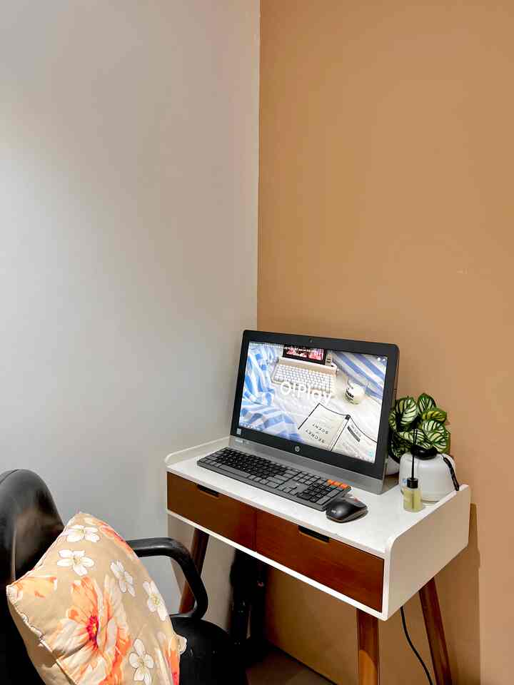 Working area yang terletak di kamar utama. Karena rumah tidak memiliki banyak ruangan sehingga setiap ruang di manfaatkan seminimalis mungkin dan dengan konsep multifungsi, karena dikamar utama masih ada ruang kosong sehingga area kerja ini diletakan di kamar utama.

#ruangbelajar 
#homestyling
#bedroom
#dekorasiruangbelajar 
#inspirasiruangbelajar