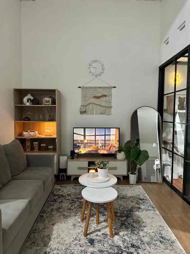 Suasana malam di ruang tamu ✨

#ruang tamu #gioiahouse #tinyhouse #nighvibes #homedecor