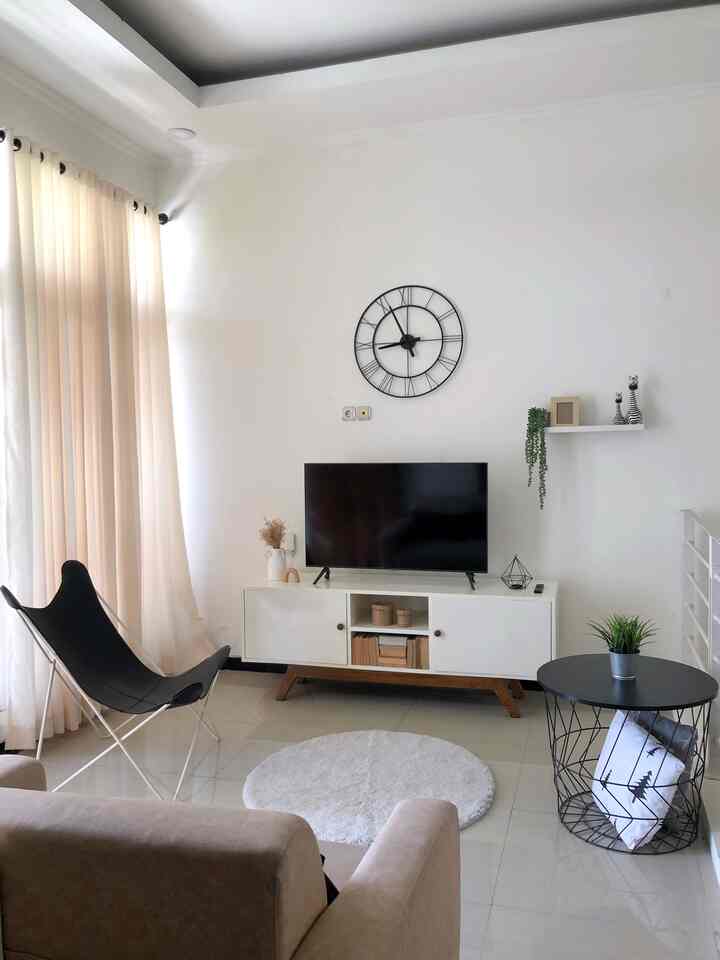 Memiliki tanah 91 m2 ternyata cukup harus memutar otak bagaimana caranya supaya kebutuhan ruang2 bisa terpenuhi
Salah satunya dengan membuat rumah dua lantai
Keterbatasan lahan ini pulalah yang harus memaksa livingroom akhirnya diletakkan di lantai atas

Ukuran livingroom 3m x 3,5m ini cukup nyaman utk bisa berkumpul menonton acara favorit di tv
Sengaja tidak ada perabot besar di area ini
Sofa pun hanya ukuran 2 seat yang bisa diletakkan disini
Satu kursi malas sebagai tambahan
Satu meja fungsional sebagai penyimpanan bantal dan juga tempat cemilan dan minuman
Satu bufet pendek ukuran sedang untuk tempat tv dan juga buku2 karena sebelah livingroom ini adalah area baca yang tidak ada lemari bukunya sehingga buku2 diletakkan di bufet tv ini
Karpet ukuran kecil saja, selain lebih mudah dibersihkannya juga supaya ruangan tidak tampak penuh
Dekorasi dinding sesimple mungkin hanya ada jam dinding dan ambalan dekorasi
Dan hampir semua warna perabot di livingroom ini berwarna natural
Ini bertujuan supaya ruangan yang kecil bisa tampak luas

Jadi bs disimpulkan bahwa bbrp faktor utk mensiasati space terbatas adalah :
- Pemilihan ukuran besar/sedang/kecil perabot atau furniture
- Pemilihan warna perabot maupun warna produk dekorasi
- Sebisa mungkin pilihlah perabot dengan fungsi ganda utk mengurangi jumlah perabot yang dibutuhkan
- Pilihlah dekorasi dinding sesimple mungkin yang matching dgn style dekor yang dipilih

Semoga bisa membantu🙏🏻

#rumahmungil
#tinyhouse
#nevertoosmall
#livingroom
#hauz191
#ruangkeluarga
#lemaritv
#Semarang
#191m2
#rumahdualantai