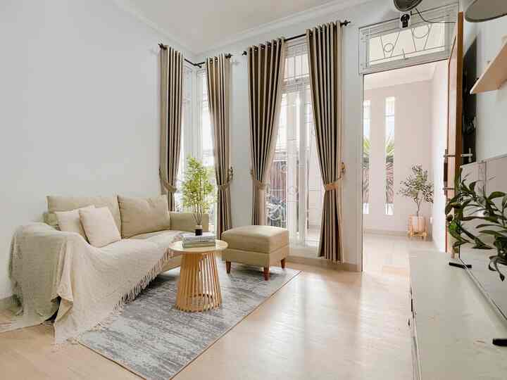 Suasana ruang tamu dirumah kami, tidak terlalu besar tetapi cukup nyaman untuk kami sekeluarga berkumpul 🤗🤎
.
.
#BTNOASeason4
#inspirasiruangtamu
#interiorruangtamucantik 
#livingroom
#decorruangtamu