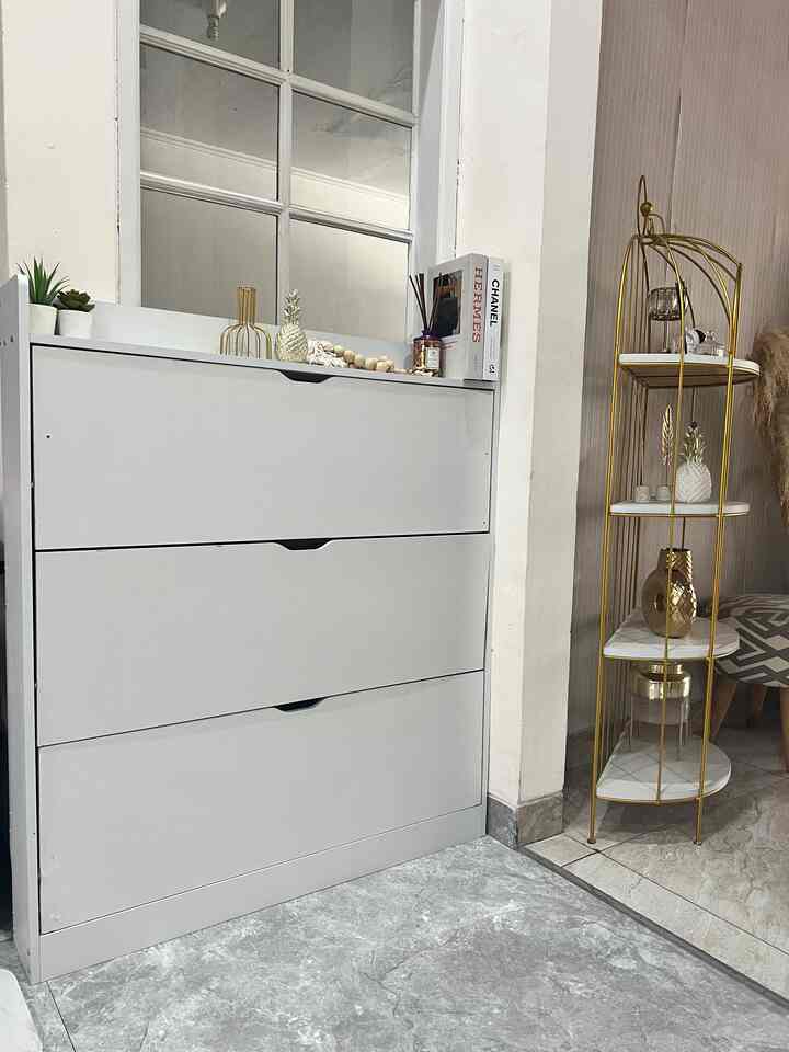 Lemari Sepatu yang kami tempatkan di sebelah ruang tamu.
design tertutup, jadi sepatu yang disimpan tidak terlihat dan bagian atas lemari bisa di gunakan untuk meletakan pajangan.
Ruangan jadi lebih rapih.
#raksepatu #raksepatuputih #rakkabinet