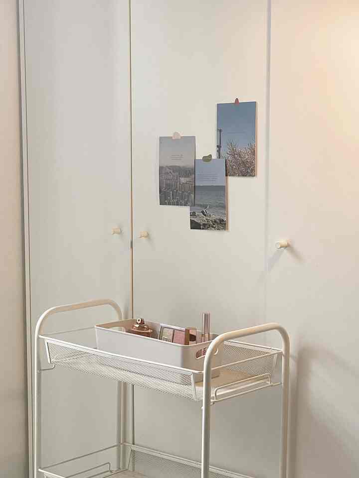 untuk memaksimalkan ruangan membutuhkan tempat penyimpanan (storage) sebagai upaya dalam menutupi clutter atau barang-barang yang berpotensi mengurangi estetika ruangan. Penerapan tips ini saya lakukan dengan mencari opsi storage tertutup maupun terbuka (menyesuaikan dengan kebutuhan). do try this tips to make your room looks organized :) ! #minimalist #bedroom #koreanstyle #inspirasikamartidur #storage #kotakpenyimpanan 
